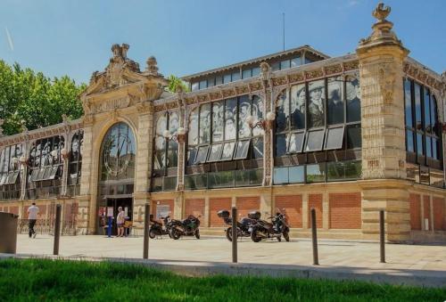 un groupe de motocycles garés à l'extérieur d'un bâtiment dans l'établissement Appartement Narbonne centre, à Narbonne
