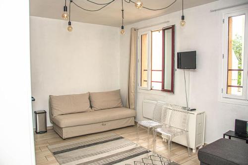 un salon avec un canapé et une télévision dans l'établissement Appartement Narbonne centre, à Narbonne
