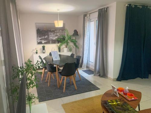 une cuisine et un salon avec une table et des chaises dans l'établissement Charmant Duplex proche Paris&Vincennes- parking gratuit, à Alfortville