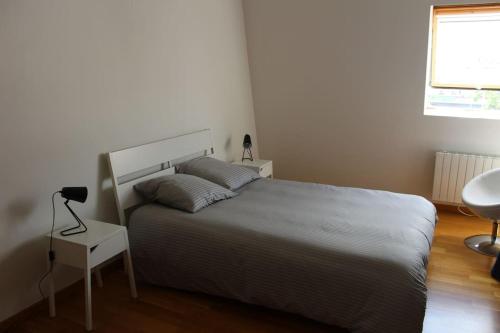 une chambre avec un lit, une table et une fenêtre dans l'établissement Charmant Duplex proche Paris&Vincennes- parking gratuit, à Alfortville