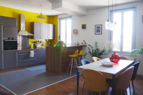 une cuisine avec une table et une salle à manger dans l'établissement Cosy Bella appartement proche PartDieu, à Villeurbanne