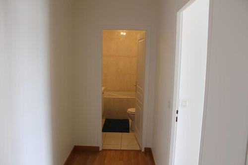 une salle de bain avec toilettes et baignoire dans l'établissement Charmant Duplex proche Paris&Vincennes- parking gratuit, à Alfortville