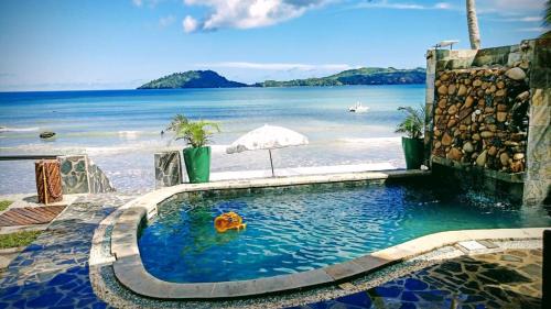 une piscine avec vue sur l'océan dans l'établissement Ô Bleu Azur, à Antsatrakolo