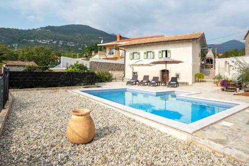 Villa Mira with pool