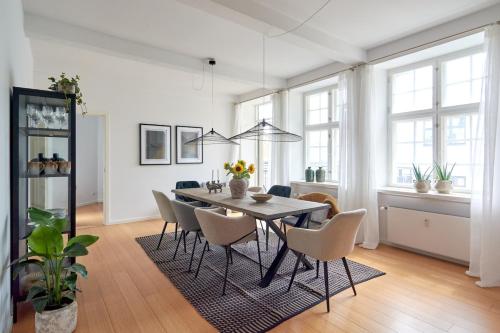 a dining room with a table and chairs at Eksklusiv-nordisk-topbelligenhed in Copenhagen