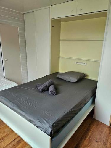 un lit avec deux oreillers dessus dans une chambre dans l'établissement Studio cosy proche plage et centre ville, à Houlgate