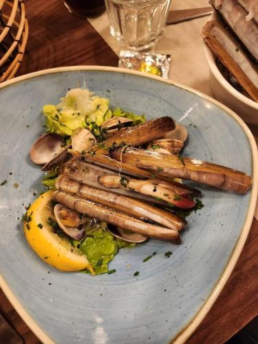 une assiette de nourriture avec saucisse et légumes sur une table dans l'établissement Studio cosy proche plage et centre ville, à Houlgate