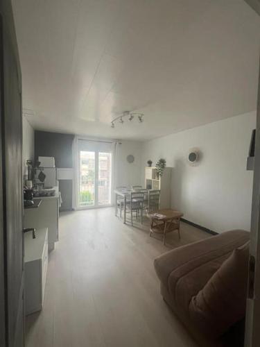 un salon avec un canapé et une table dans l'établissement le rêve Marin appart t2 proche plage, à Palavas-les-Flots