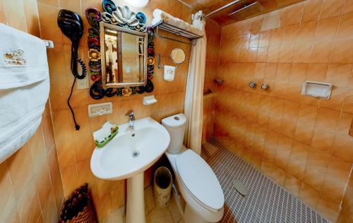 a bathroom with a toilet and a sink at HOTEL CASA BAEZ in Pátzcuaro