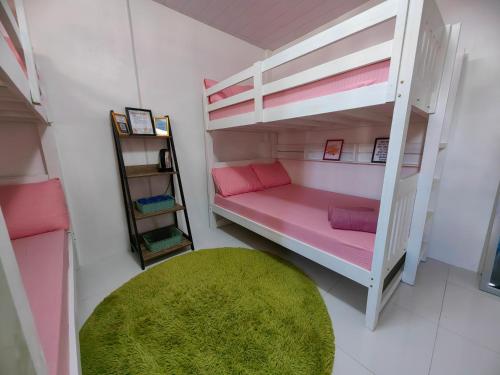 Ένα ή περισσότερα κρεβάτια σε δωμάτιο στο Baguio Backpackers Place