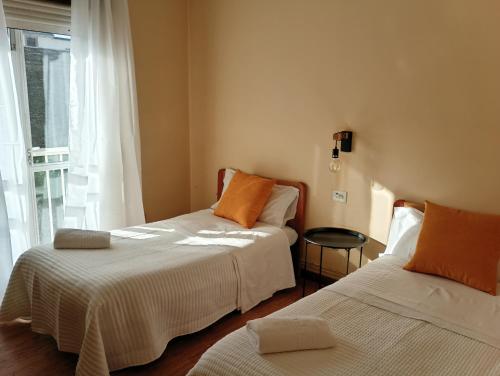 Ліжко або ліжка в номері Hostal Pensión Mar de Plata