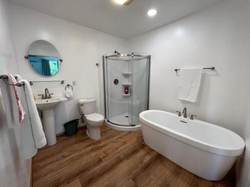 Bilik mandi di Private Cottage - Panoramic River Views, Near Casino and Downtown