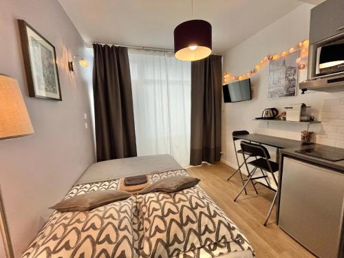 une chambre avec un lit et un bureau et une cuisine dans l'établissement Apartment Paris Studios, à Paris