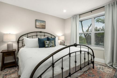 ein Schlafzimmer mit großem Bett und Fenster in der Unterkunft Hummingbird Haus - Sleeps 12 Cowboy Pool Firepit in Fredericksburg