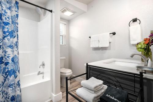 ein Badezimmer mit Badewanne, Waschbecken und Toilette in der Unterkunft Hummingbird Haus - Sleeps 12 Cowboy Pool Firepit in Fredericksburg