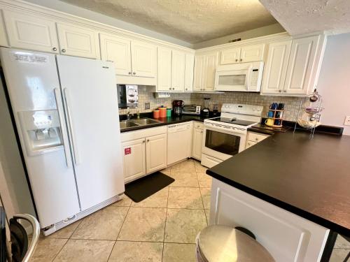 Dapur atau dapur kecil di Beachfront Aqua Villa 403! Free Activities Included!