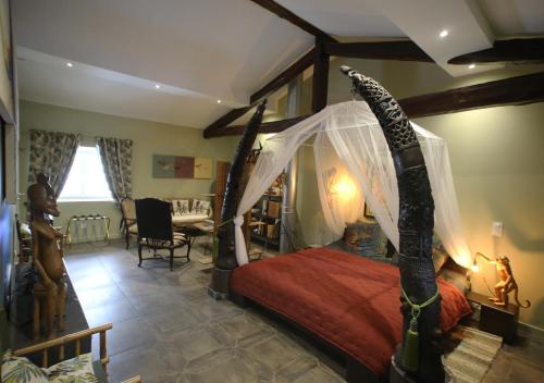 Un pat sau paturi într-o cameră la Chateau des Perichons