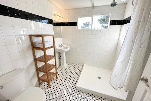 une salle de bain avec des toilettes blanches et un lavabo dans l'établissement Ocean Front, Sunrise at Oregon House, Stairs to the Beach!, à Searose Beach