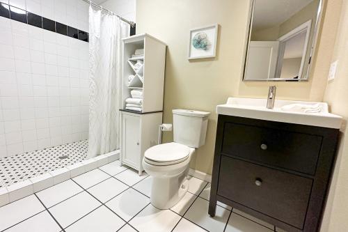 une salle de bain avec toilettes, lavabo et douche dans l'établissement Ocean Front, Sunset at Oregon House, Stairs to the Beach!, à Searose Beach