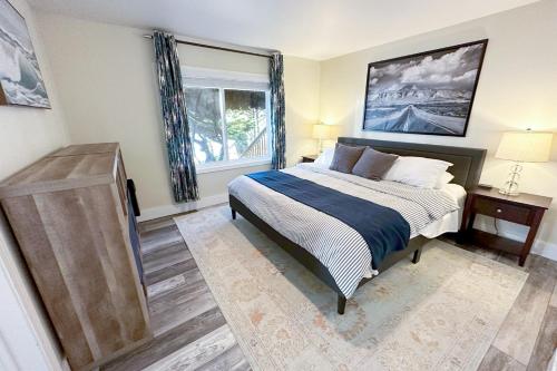 une chambre avec un lit et une fenêtre dans l'établissement Ocean Front, Sunset at Oregon House, Stairs to the Beach!, à Searose Beach