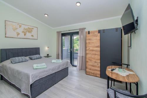 una camera con letto, televisore e tavolo di Villa Vala with a large yard near Pula a Marčana