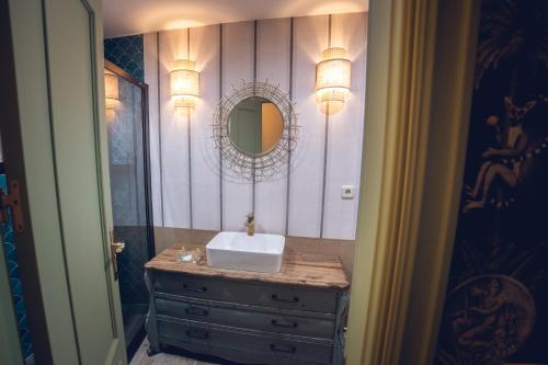 A bathroom at Petit Candeleda