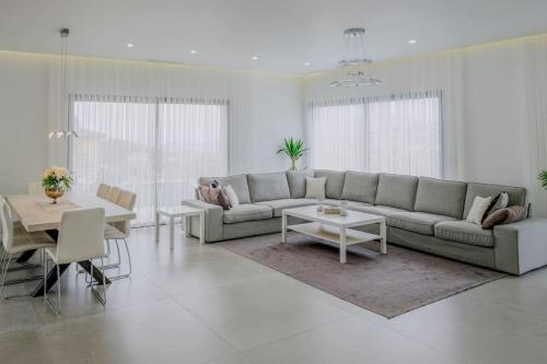 un salon avec un canapé et une table dans l'établissement Villa du Golf, à Sainte-Maxime