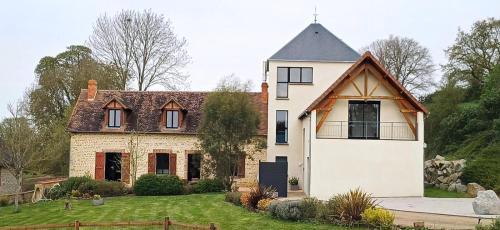 une grande maison blanche avec une cour dans l'établissement Maison en campagne - Bienvenue Chez Aurélie & Arnaud, à Laleu