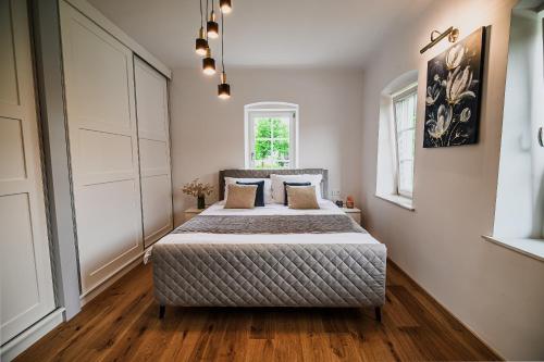 ein Schlafzimmer mit einem Bett und einem Fenster in der Unterkunft Holiday Home Evelin with Krka view in Cerklje ob Krki