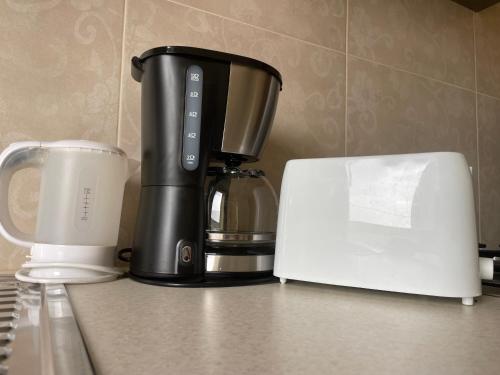 a coffee maker and a toaster on a kitchen counter at Beauty Plaza Apartaments in Santa Maria