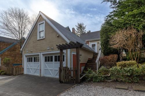 una casa con un garage bianco con cancello di Coyote Cottage by Seabrook Hospitality a Pacific Beach