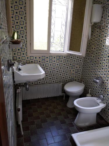 a bathroom with a sink and a toilet and a window at The Lemon House by The Sea in Áyioi Apóstoloi