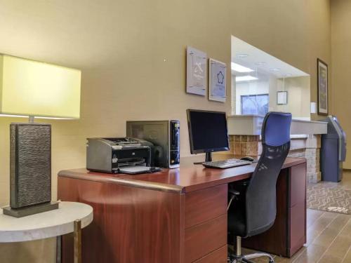 an office with a desk with a computer and a printer at Comfort Inn Duncansville - Altoona in Duncansville