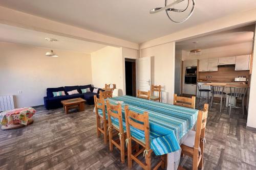 une cuisine et un salon avec une table et des chaises dans l'établissement COEUR DE CAMARGUE - Terrasse et Garage proche de la Plage, au Grau-du-Roi