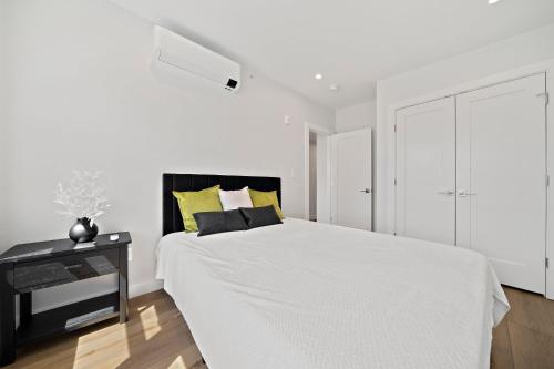 Ένα ή περισσότερα κρεβάτια σε δωμάτιο στο Parking 3BR2Bth Cambridge Boston W&D Subway AC