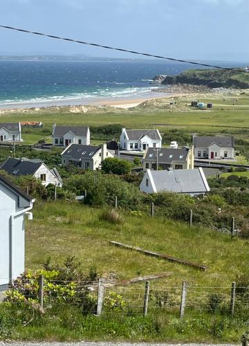 DoogortにあるBeach View Heights, Dugort, Achill Islandの海辺の丘の上の家屋群