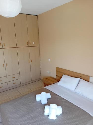 Кровать или кровати в номере Kouinelis apartment