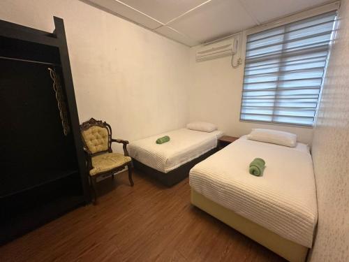 Postel nebo postele na pokoji v ubytování Eqa's Homestay Perfect for Muslim family vacation