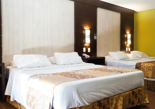 a hotel room with two beds in a room at Master Gramado Hotel - Espaço Kids Incrível in Gramado