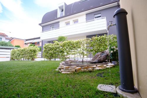 a pole in a yard next to a building at RESIDENCE LA TORRE appartamento FLOWER free parking in Padova