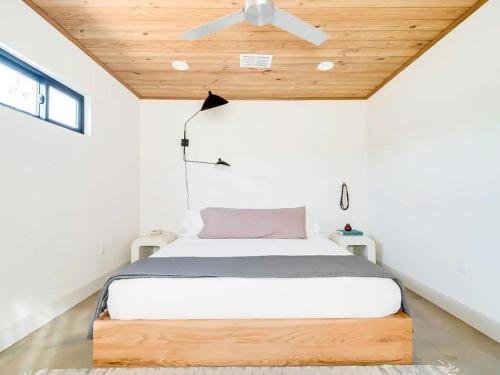 Un dormitorio con una cama con techo de madera. en The Cape - Guesthouse & Backhouse, en Fredericksburg