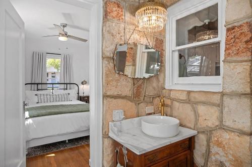 Et badeværelse på The Rock Haus - Fire Pit & Hot Tub