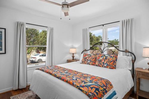 En eller flere senge i et værelse på The Rock Haus - Fire Pit & Hot Tub