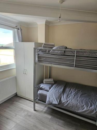 Un pat sau paturi într-o cameră la Noble Apartment Barnet