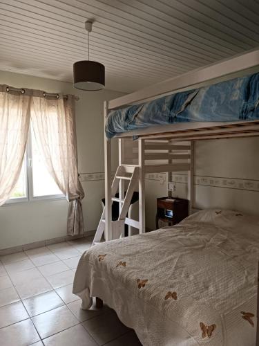 une chambre avec un lit superposé et une échelle dans l'établissement Maison à la Brée, à La Brée-les-Bains