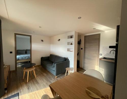 un salon avec un canapé et une table dans l'établissement Le gîte cozy de Bouvacôte avec vue panoramique et Sauna, à Le Tholy