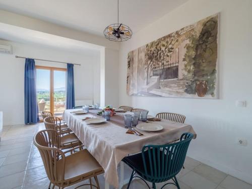a dining room with a long table and chairs at Villa Althea 1 in Kompítsion