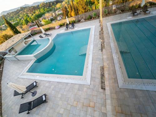 an overhead view of a swimming pool in a house at Villa Althea 1 in Kompítsion
