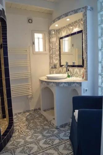 une salle de bain avec un lavabo et un miroir dans l'établissement Villa charmante à Villecroze avec piscine privée, à Villecroze