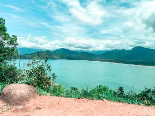 a large body of water with mountains in the background at A vista mais linda de Ubatuba - Acomoda 20 pessoas in Ubatuba